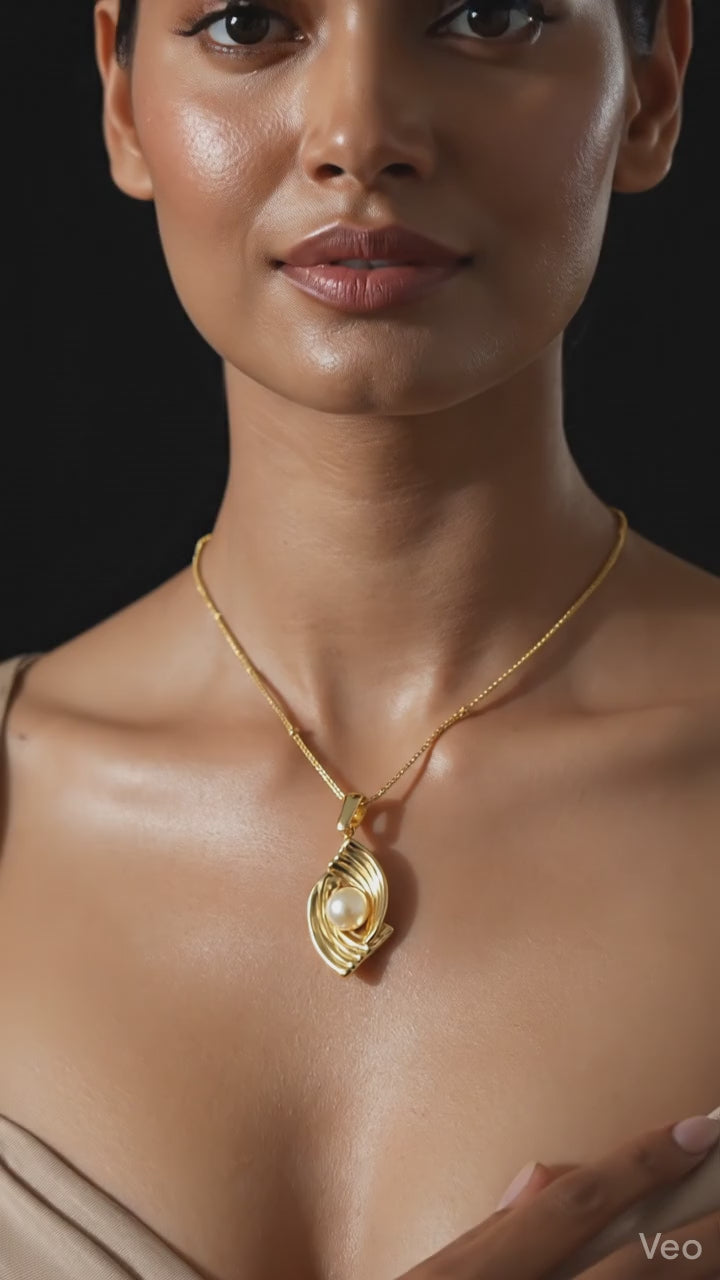 Gold Shell Pearl Pendant Necklace